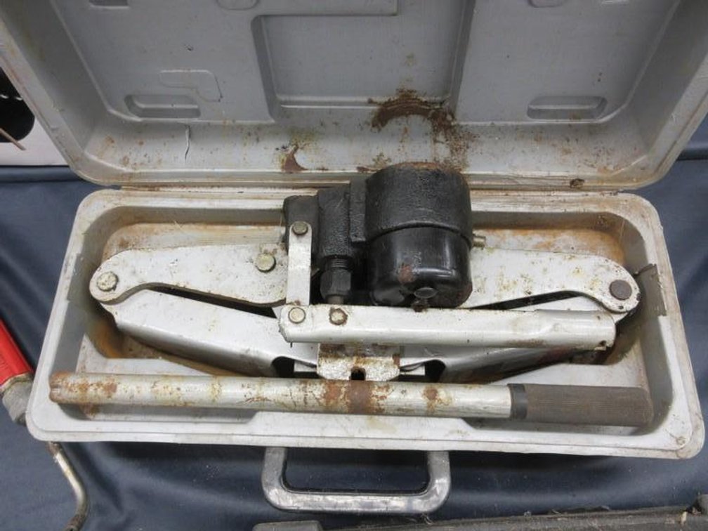 Wel-Bilt scissors jack with case