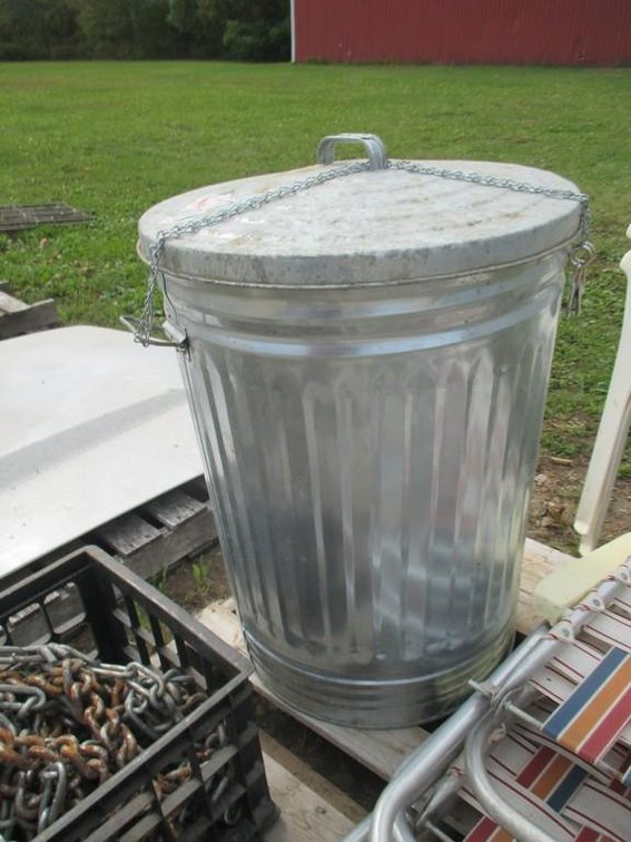 Galvanized garbage can with lid