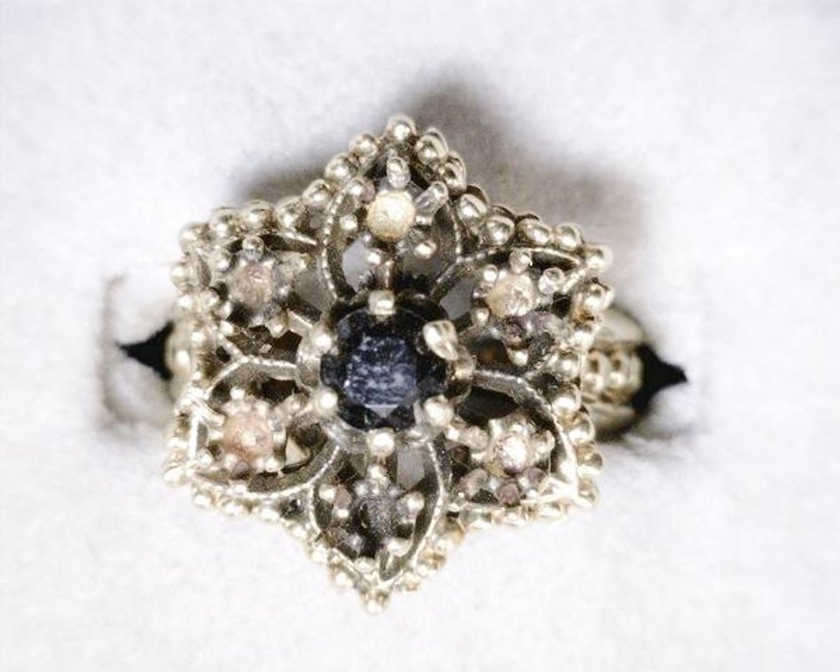 14K Yellow gold ring with (1) stone) missing smaller stones)