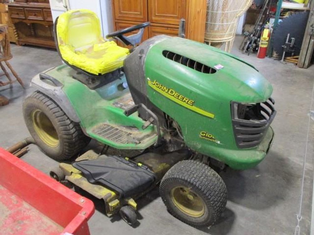 John Deere G100 riding lawn tractor