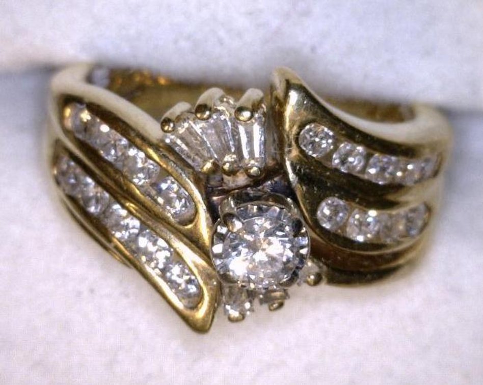 14K Yellow gold ring with (26) diamonds