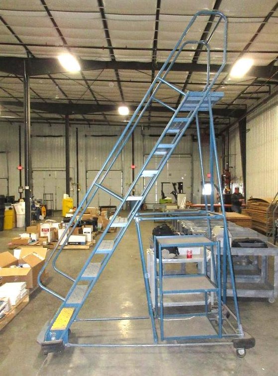 GAI 4-wheel rolling warehouse ladder with material shelf