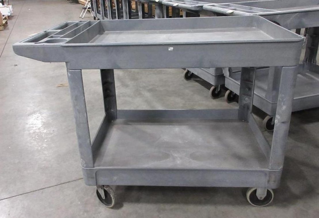 Rubbermaid plastic 4-wheel cart