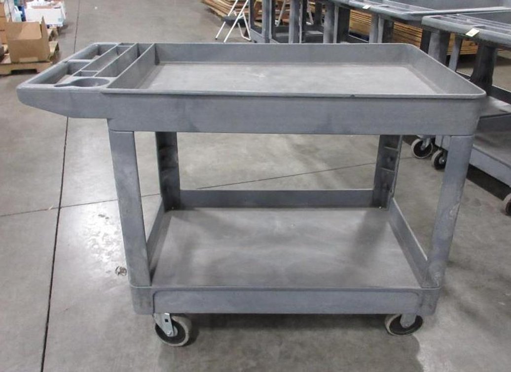 Rubbermaid plastic 4-wheel cart