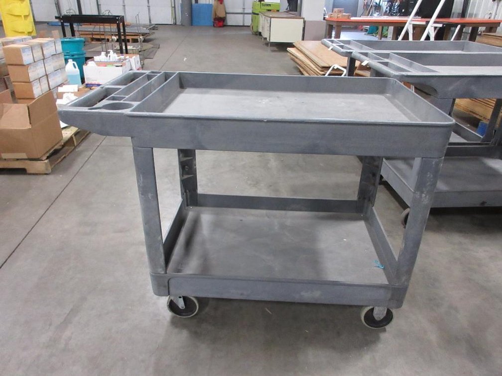Rubbermaid plastic 4-wheel cart