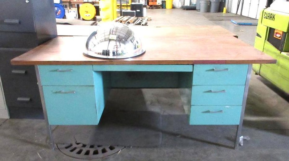 Steel office desk with bubble reflector