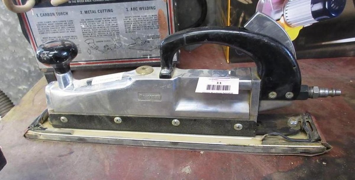 Powermate dual piston straight line air sander