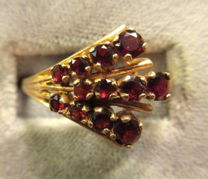 10K Yellow gold ring with red stones