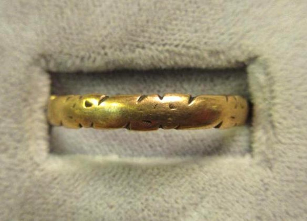 Antique 14K yellow gold ring with carved detail