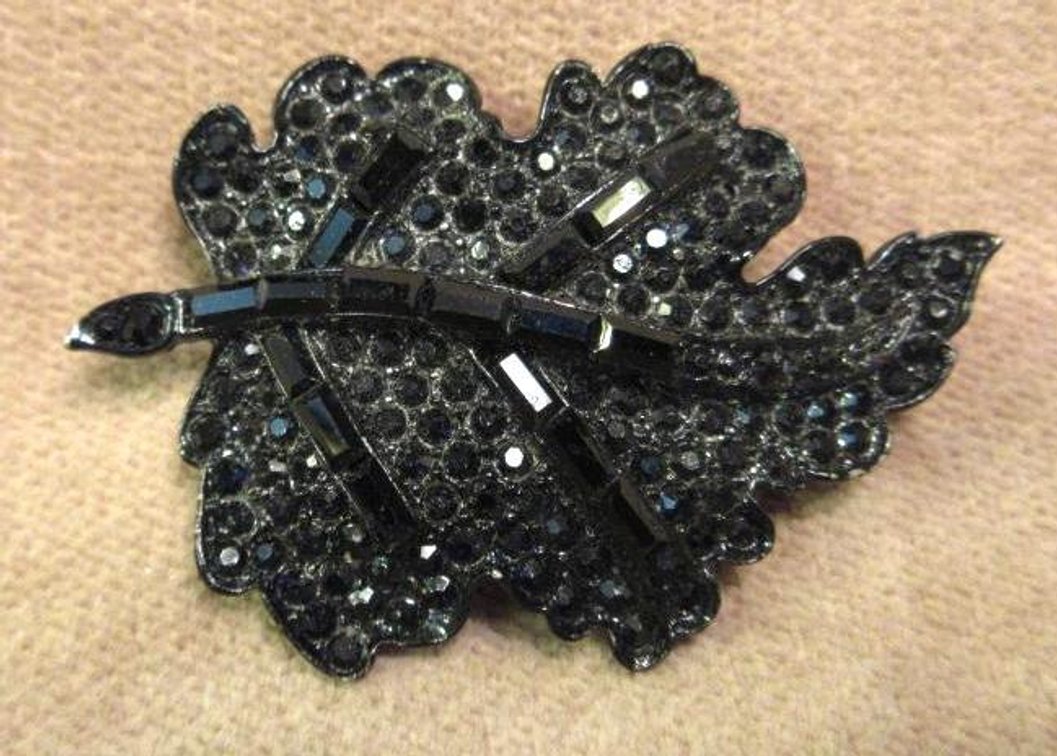 Weiss leaf broach with black stones