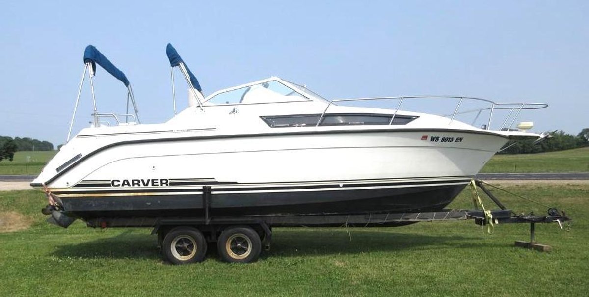 1991 Carver Montego 25' 2" boat on trailer