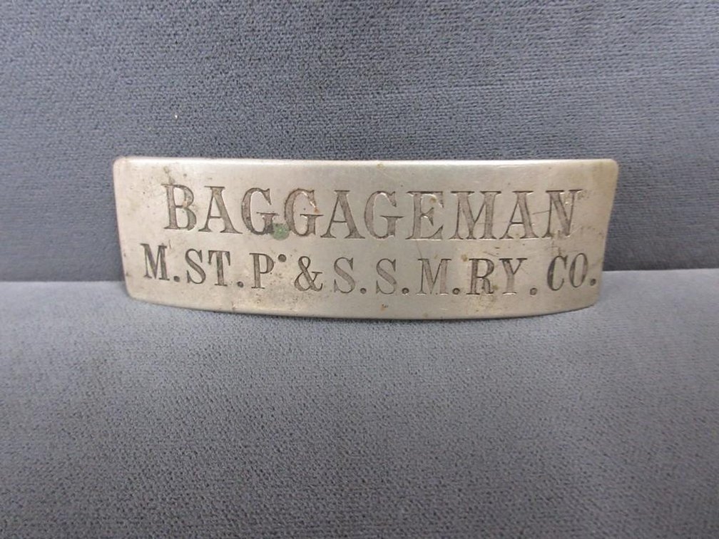 Metal Baggageman M.ST.P & S.S.M.R.Y. Co. badge