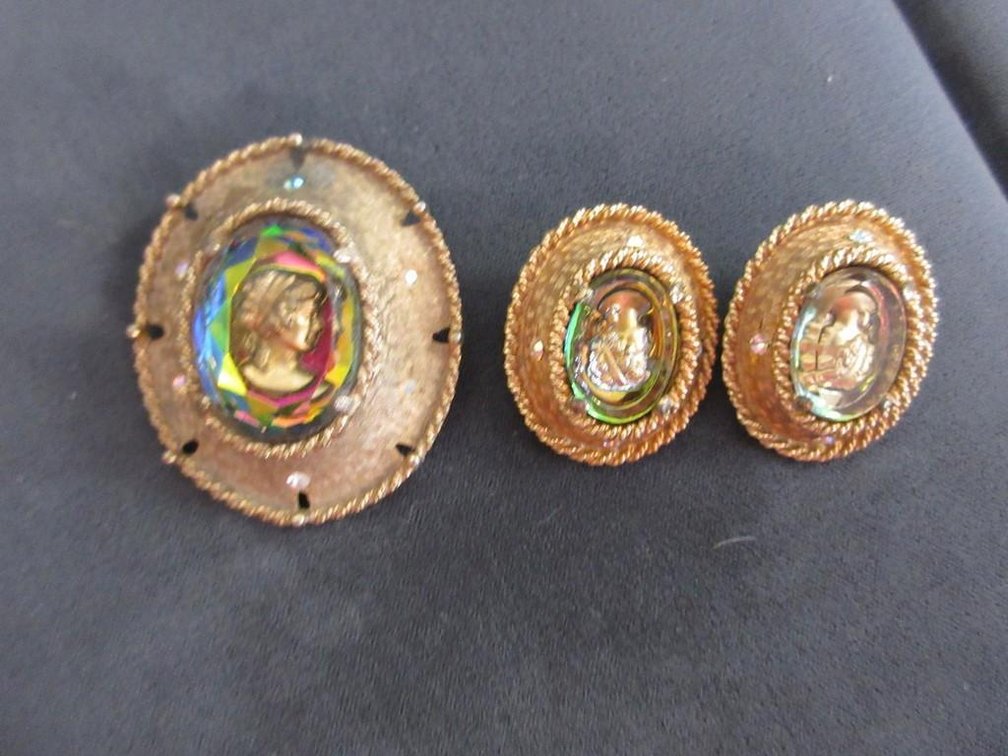 Judy Lee Cameo pendant and clip-on earrings set