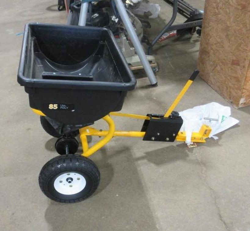 Yard Works poly fertilizer spreader (never used)