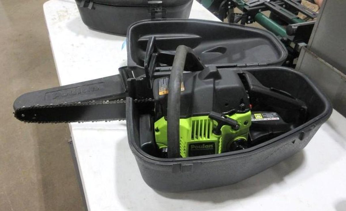 Poulan 2450 gas chainsaw