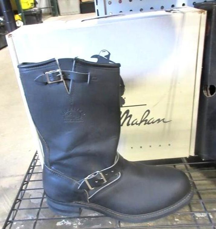 Carolina black leather steel toe boots in unmatched box
