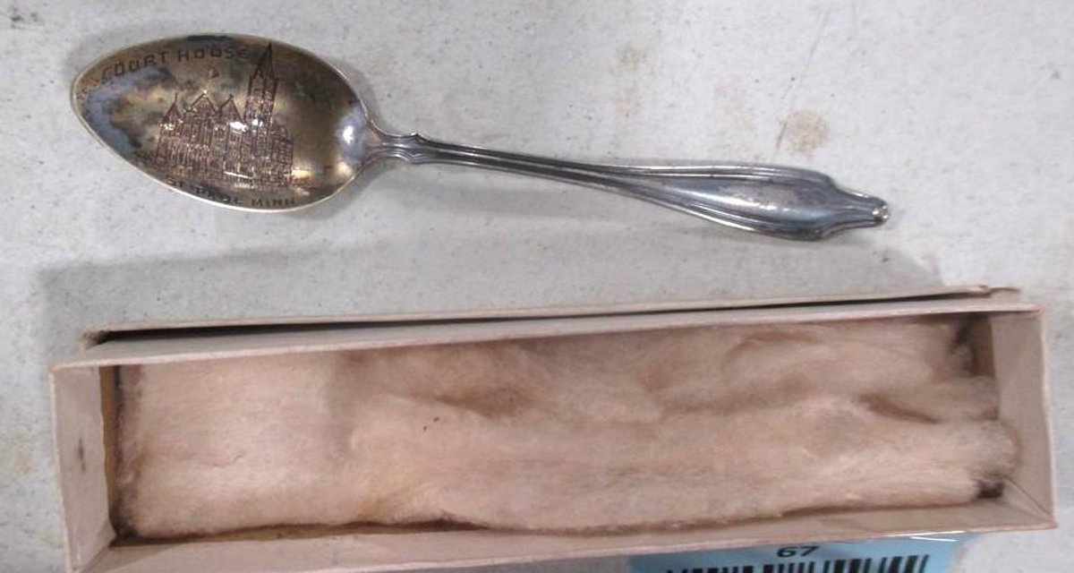 Sterling silver marked collector teaspoon in box