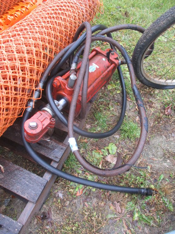 Hydraulic ram 