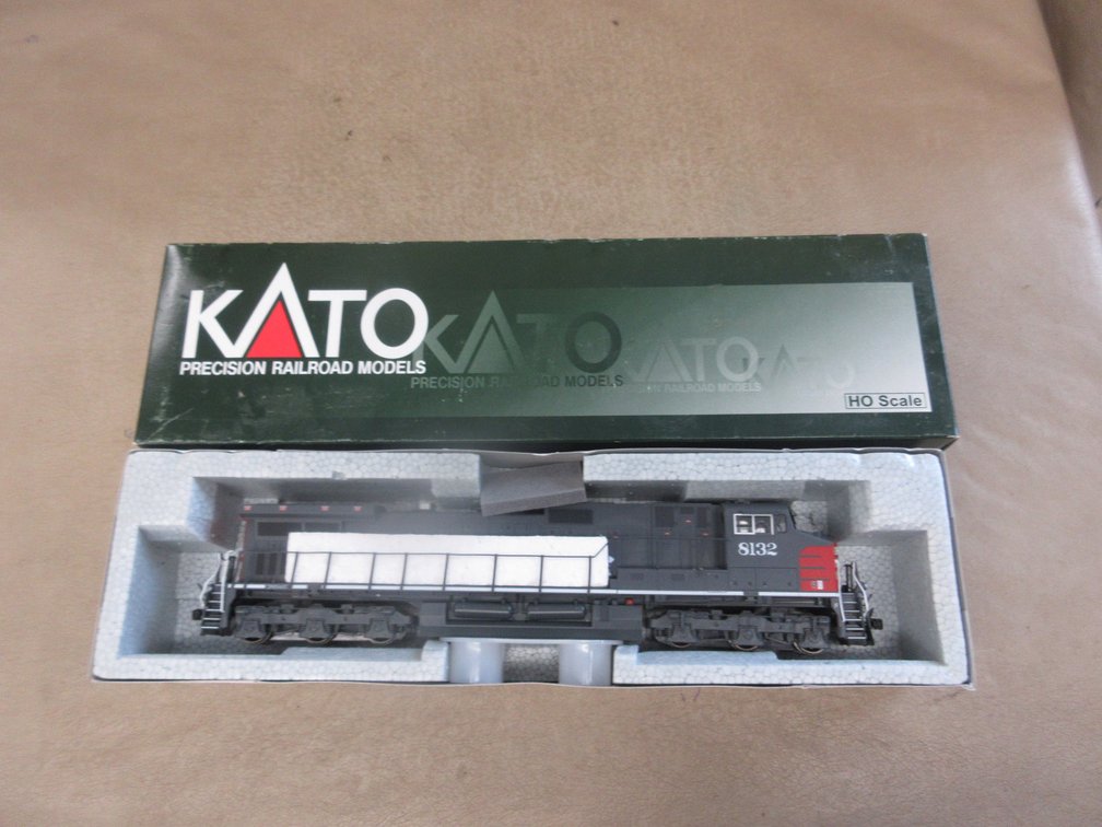 KATO GE C44-9W Southern Pacific #8132