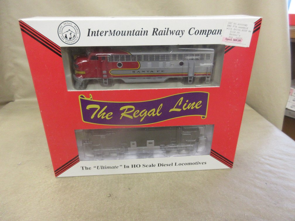 Inter Mountain The Regal Line EMD F-7A (phase 1) locomotive with drive Santa Fe "Warbonnet" locomotive