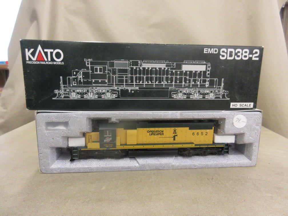 KATO EMD SD38-2 Chicago & North Western #6652
