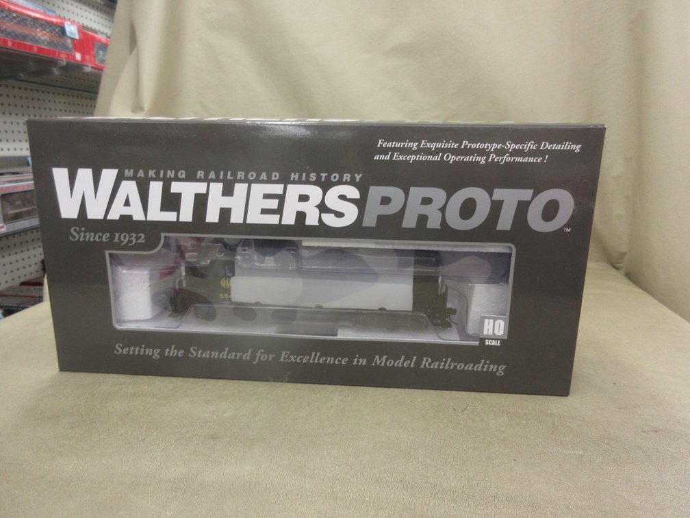 Walthers Proto EMD GP30 locomotive Norfolk & Western #554 Standard DC/DCC Ready