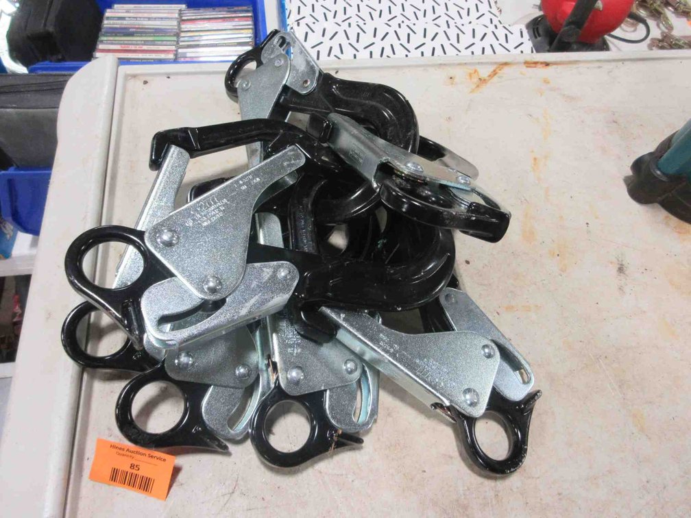 (7) Safety carabiners
