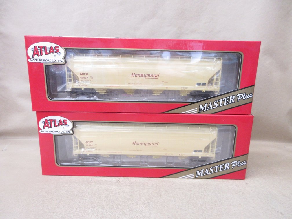 (2) Atlas Master Plus HO scale train cars
