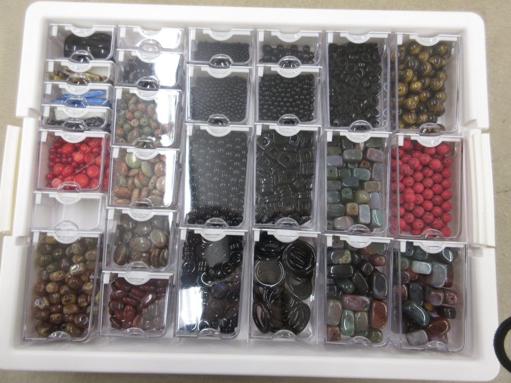 13.5"L Organizer of jewelry-making beads