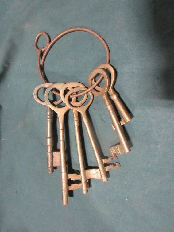 Set of (6) brass skeleton keys on ring