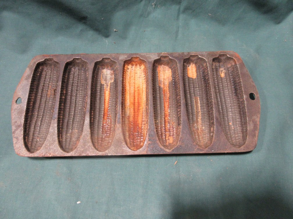 Cast iron corn cob pan