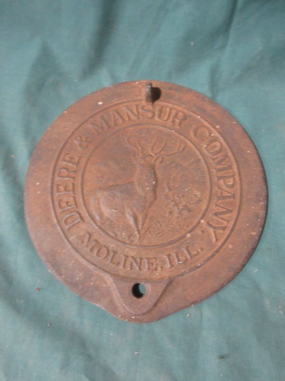 Deere and Manshur Company cast iron grain box cover