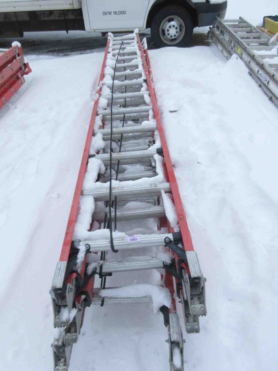 (1) Werner Professional 27ft fiberglass extension ladder