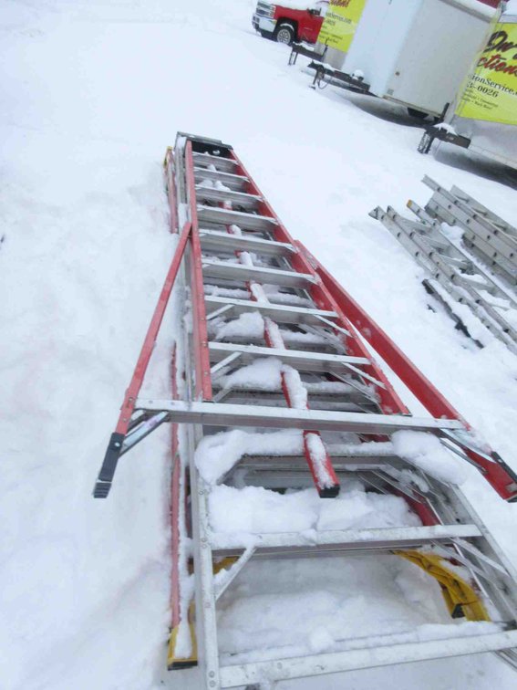 (1) Werner 10ft fiberglass step ladder