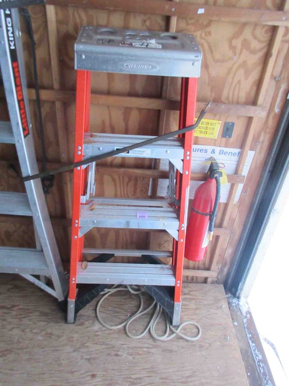 (1) Werner 4ft fiberglass step ladder