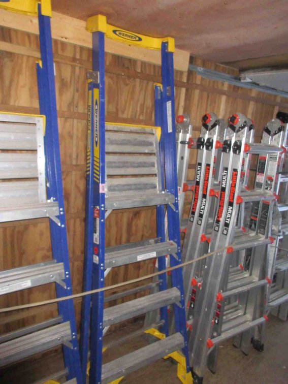 (1) NEW Werner Professional Podium 4ft fiberglass step ladder