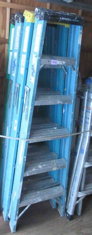 (1) Werner 6ft fiberglass step ladder