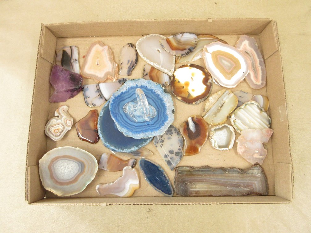 Box of stone and agate slices