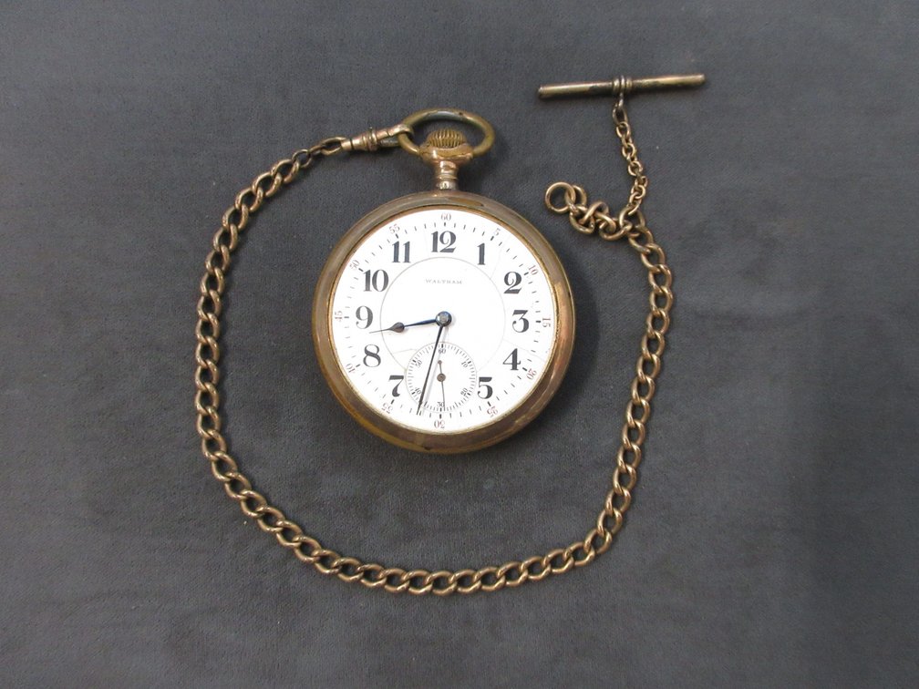 Waltham 19 Jewel pocket watch with chain, missing crystal