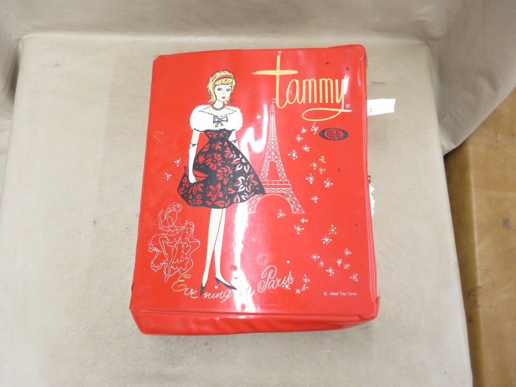 Tammy fashion doll vintage carrying case with contents
