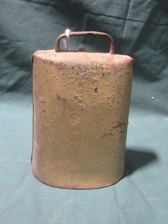 Metal cow bell with clapper