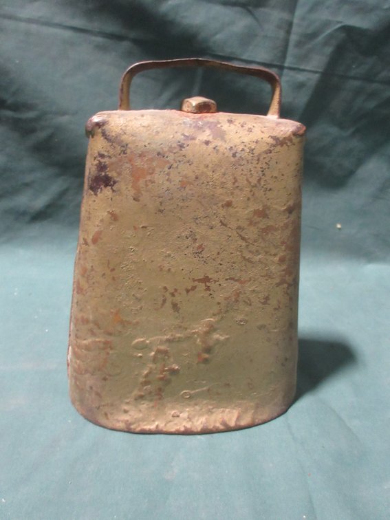 Metal cow bell with clapper