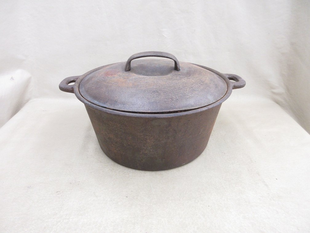 4.5 Quart cast iron Dutch oven with lid