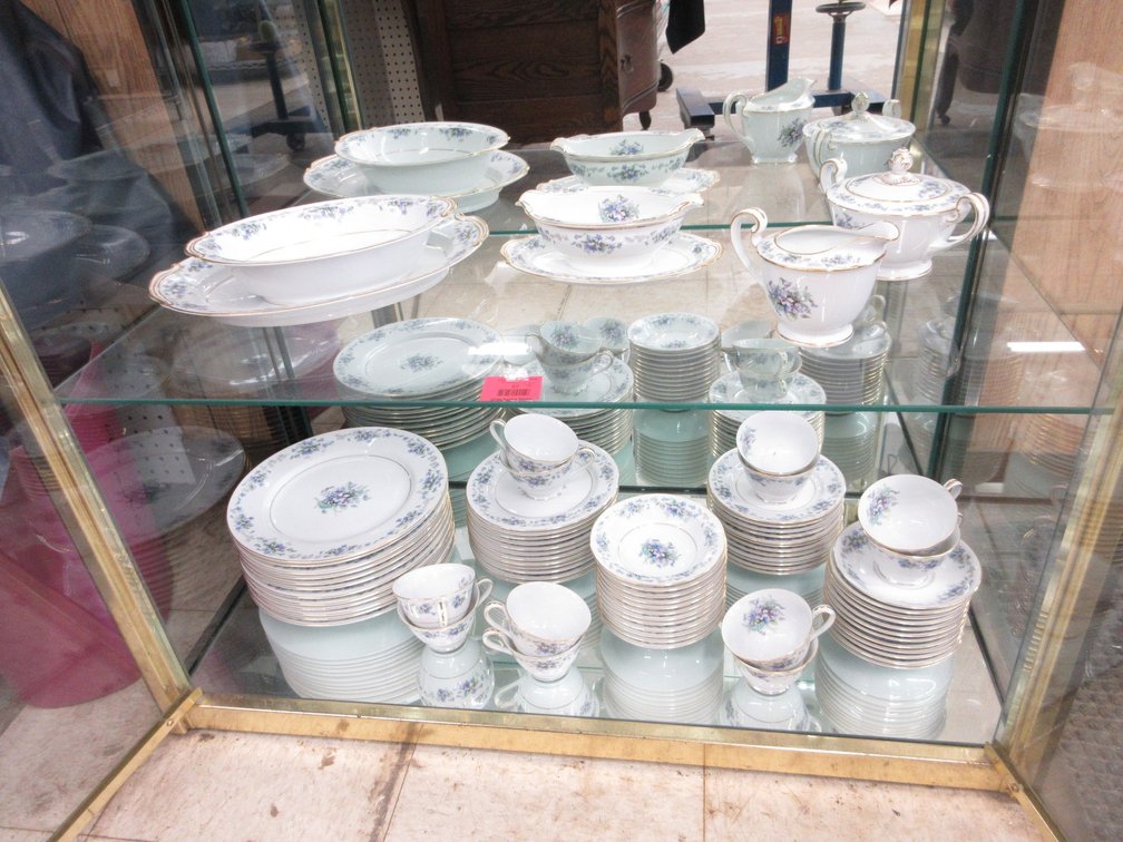 Noritake Violette pattern porcelain dinnerware set