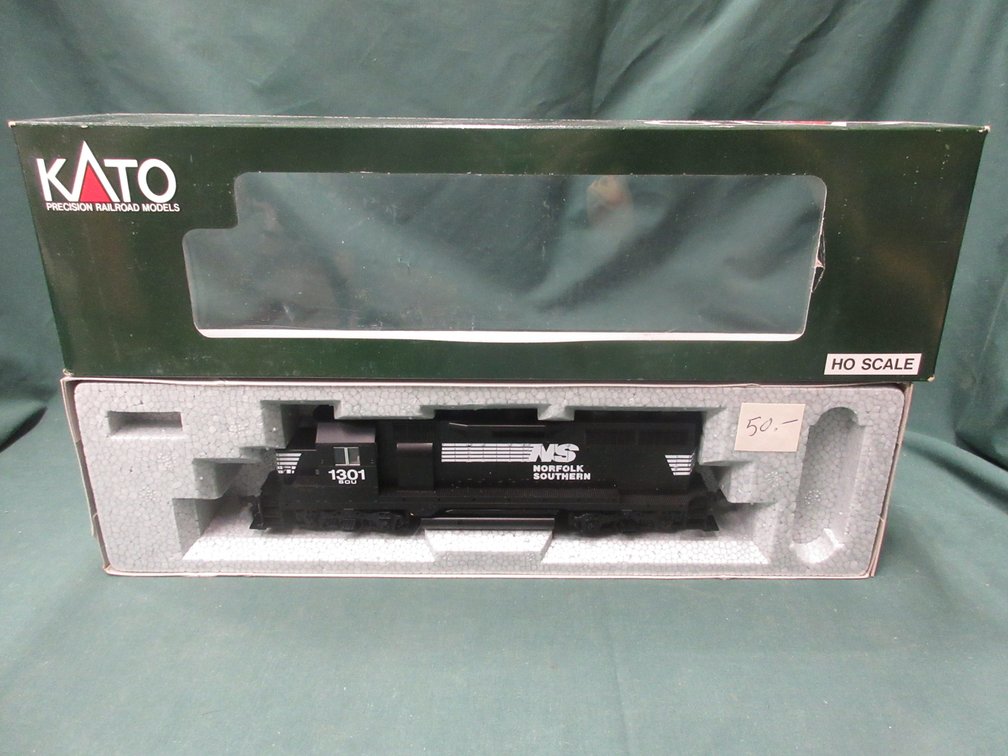 Kato EMD GP35 Phase ia Norfolk Southern #1301 with DB