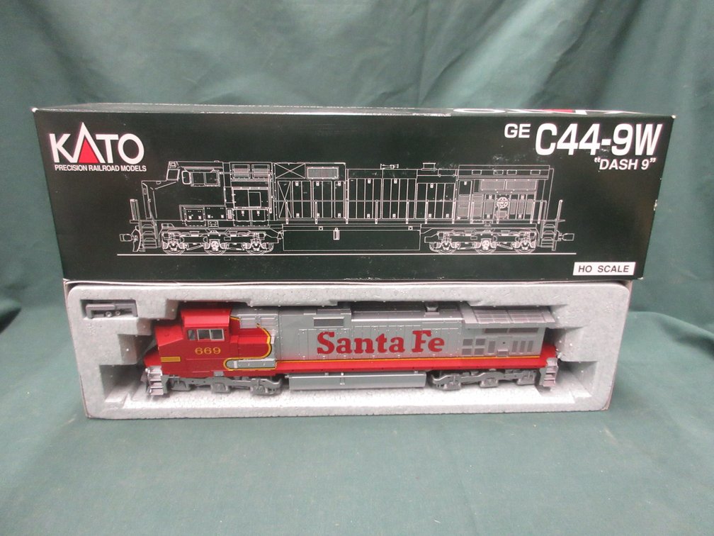 Kato GE C44-9W Santa Fe #669