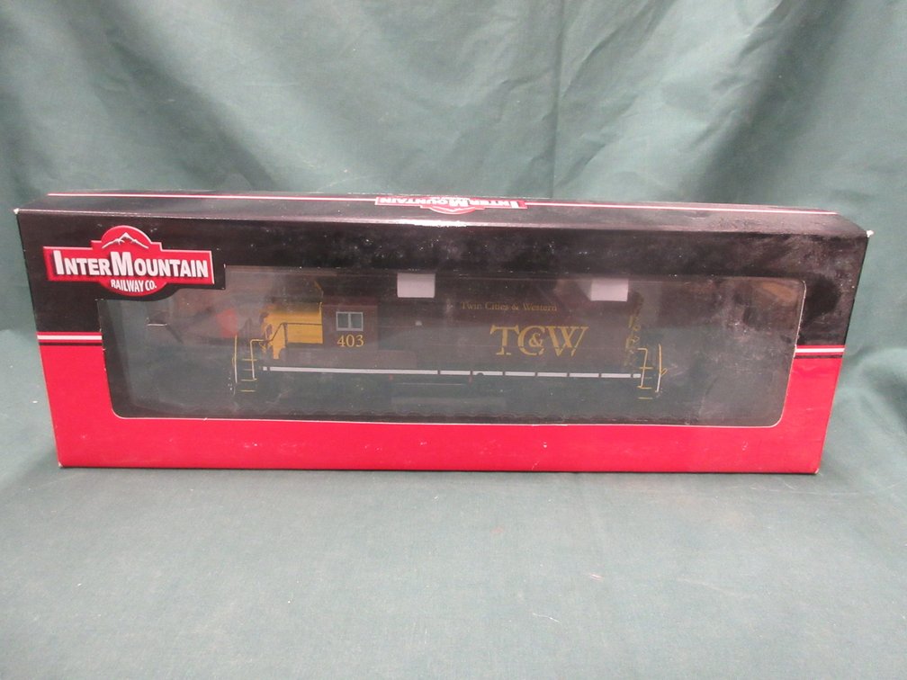 Inter Mountain HO GP10 locomotive w/ES Lok pilot Twin Cities & Western loco #403