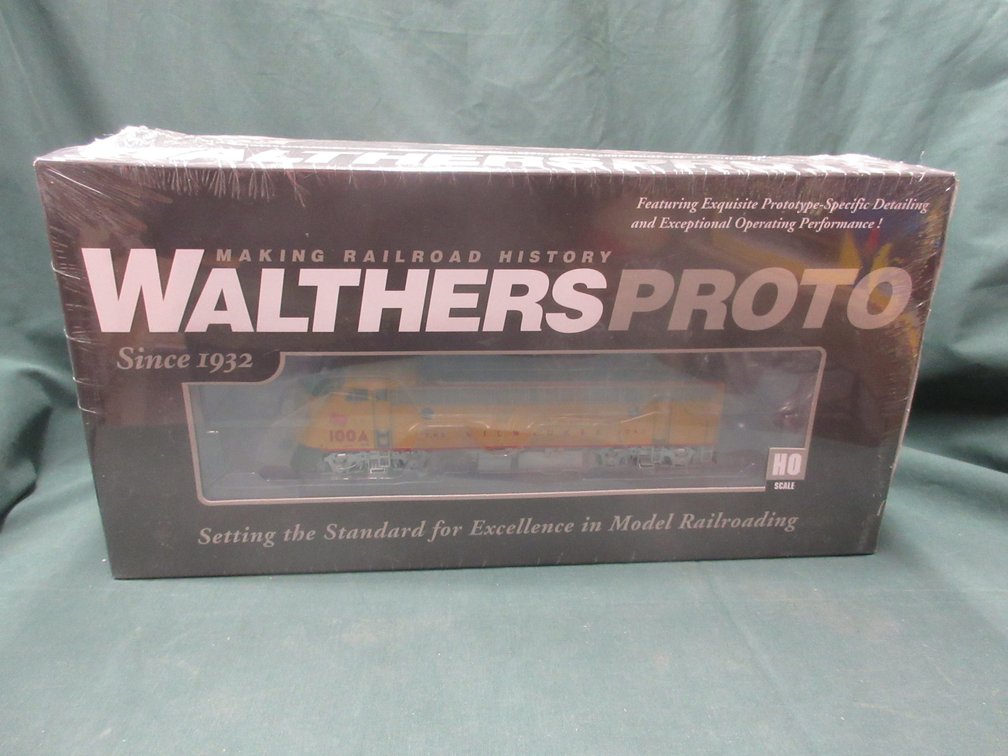 Walthers Proto EMD FP7 & F7B locomotive Milwaukee Road #100A & 99B