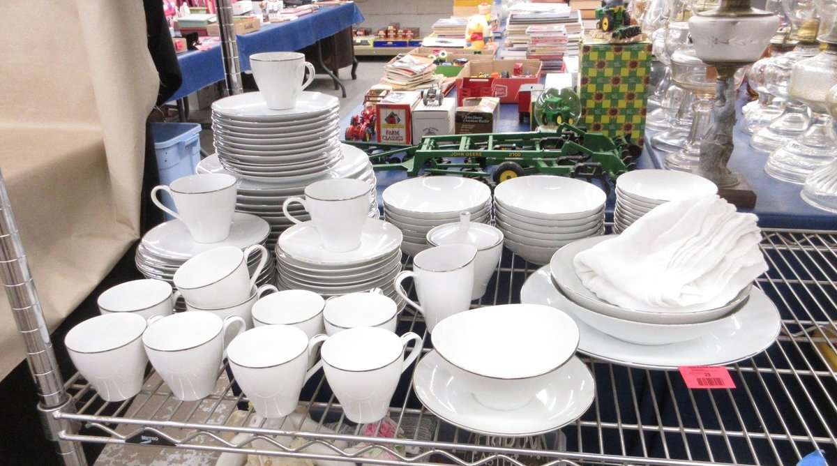 Mikasa fine China Regal pattern porcelain dinnerware