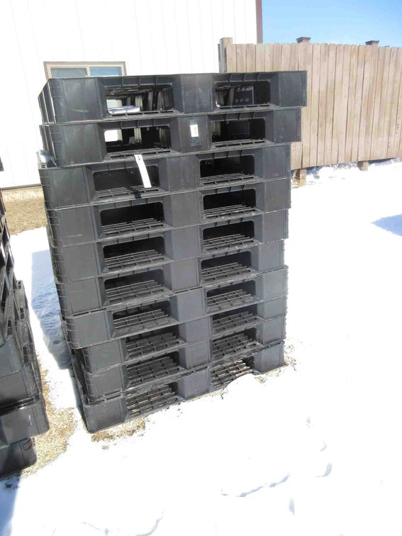 (10) Plastic pallets